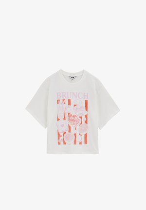 Maglietta bianca in cotone con grafica "BRUNCH" in rosa e rosso, con illustrazioni di cibo e bevande su sfondo a righe. Maniche corte.
