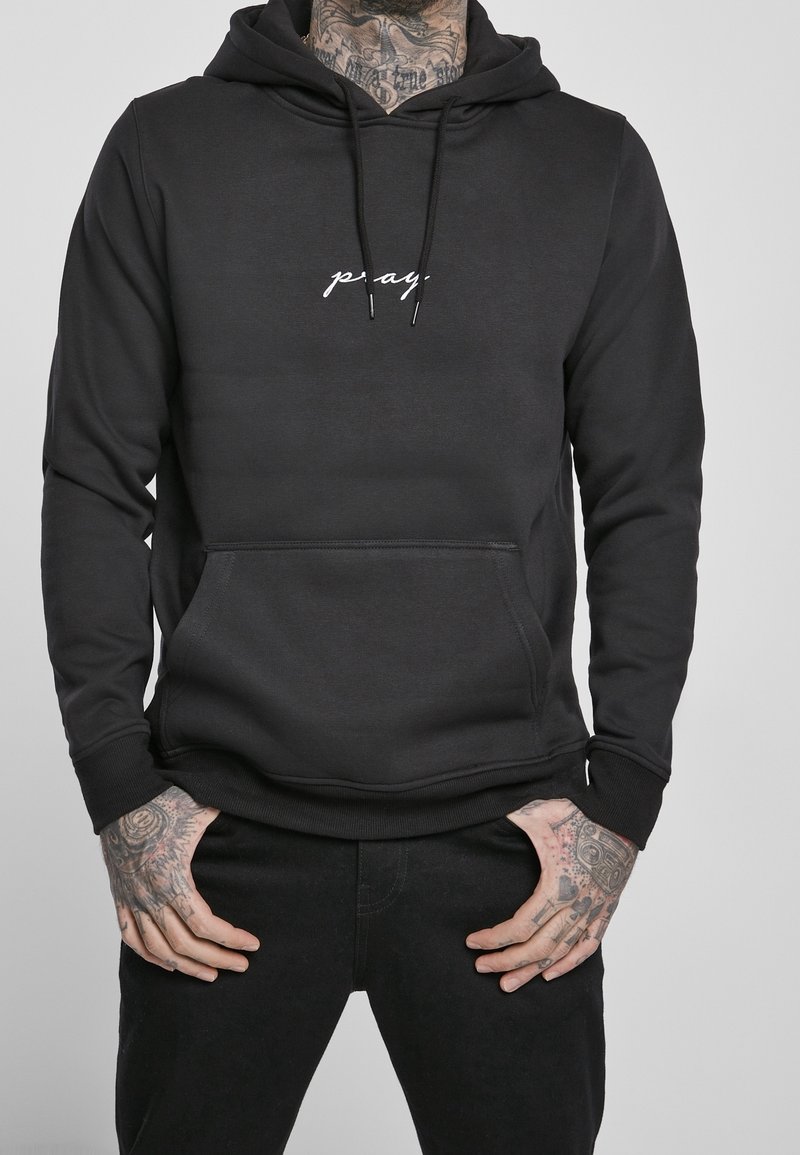 Schwarzer Kapuzenpullover aus glattem Stoff, mit einer vorderen Kängurutasche und dem Schriftzug "pray." in weißer Schrift. Eng anliegende Bündchen und Saum.