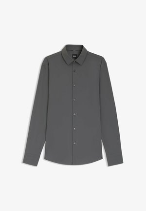 Chemise à manches longues gris foncé avec col pointu, six boutons sur le devant, et étiquette BOSS à l'intérieur du col.
