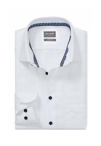 Witte opgevouwen herenoverhemd met donkere knopen, met een patroon in de binnenkraag en met knoopmanchetten, gelabeld "Olymp Luxor Comfort Fit."