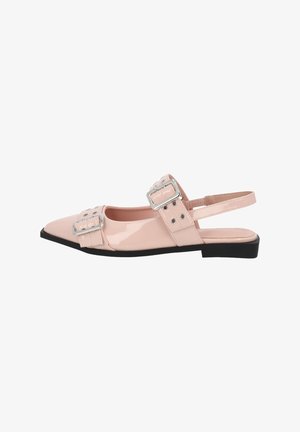 Roze patenten leren slingback schoenen met een puntige neus, twee decoratieve gespen en een lage zwarte hak. Kenmerken een strakke, gladde textuur.