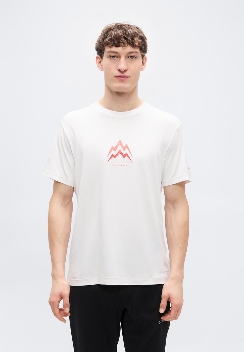 Λευκό T-shirt με κοντό μανίκι και κόκκινο γραφικό βουνού στο κέντρο μαζί με το όνομα της μάρκας. Το ύφασμα φαίνεται λείο και ελαφρύ.