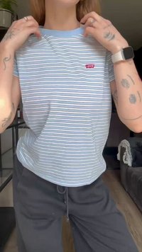 Hele sinine lühikese varrukaga T-särk horisontaalsete triipudega ja väikese Levi'si logo üles. Pehme kangas, lõdva sobitusega ja ümaral äärisega.