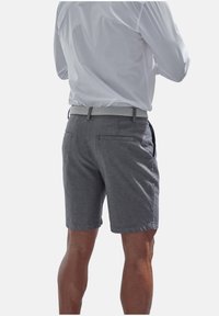Graue Shorts aus leichtem Stoff, im klassischen Schnitt, mit zwei Gesäßtaschen und einem strukturierten, hellgrauen Gurt.