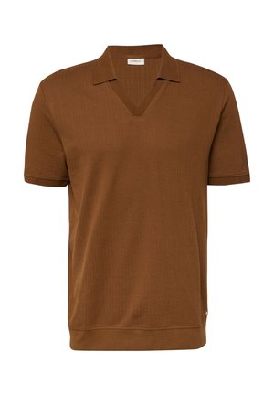Brązowa krótka koszulka polo z dzianiny, z otwartym kołnierzem w kształcie litery V i prążkowanym dołem, prezentowana na jednolitym białym tle.