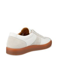 Baskets en cuir blanc avec accents en daim, dotées d'une semelle en caoutchouc marron, d'un bout rond et d'un design classique à lacets. Texture lisse et style minimaliste.