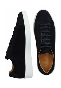 Svarta mockaskor med vita gummisulor, marinblå snören och en slät läderfoder. Har en minimalistisk design och sidostygn.