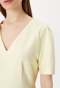 s.Oliver BLACK LABEL ROBE - Denní šaty - light yellow