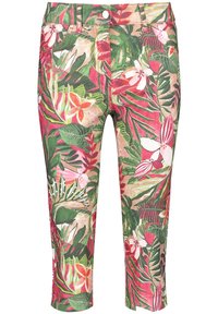 Moniväriset caprihousut, joissa on eloisa trooppisten lehtien ja kukkien kuvio, yhdistelmä vihreitä, vaaleanpunaisia ja oransseja sävyjä, valmistettu kevyestä kankaasta.