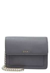 Szara torebka crossbody wykonana z syntetycznej skóry, z srebrnym łańcuchem i logo DKNY z przodu. Posiada zapięcie na klapę oraz płaską kieszeń.