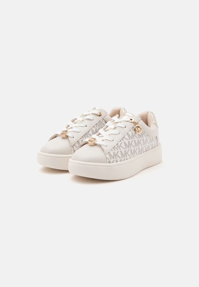 Λευκά sneakers χαμηλού παπουτσιού με μοτίβο λογότυπου MK στα πλαϊνά, λευκά κορδόνια και χρυσά διακοσμητικά λογότυπου MK στα κορδόνια και κοντά στον αστράγαλο.