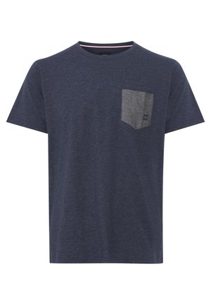 Tumesinine T-särk pehmest kangast, millel on hall tasku vasakul rinnal, ümmargune kaelus ja lühikesed varrukad.