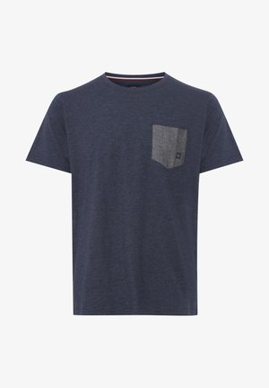 Tamno plava majica s kratkim rukavima, izrađena od mekog materijala, s sivom džepom na lijevoj strani grudi i okruglim izrezom.