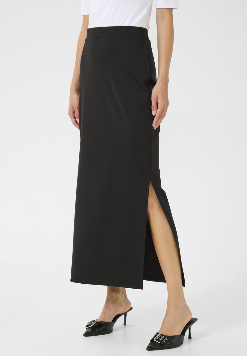 Jupe maxi noire avec une fente haute sur la gauche. Fabriquée en tissu doux, avec une texture lisse et une taille ajustée.