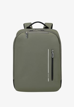 Helle olivgrüne Rucksack mit strukturiertem Design, ausgestattet mit einer vorderen Reißverschlusstasche, seitlichen Akzentstreifen und verstellbaren, gepolsterten Schulterriemen.