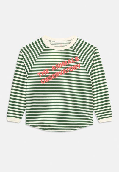 Maglia a righe orizzontali verdi e bianche con collo e polsini color crema, con scritta rossa "THE ANIMALS OBSERVATORY" sul petto.