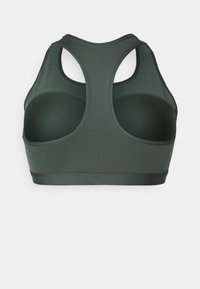 Nike Performance BRA - Vidēja atbalsta sporta krūšturis - vintage green/white