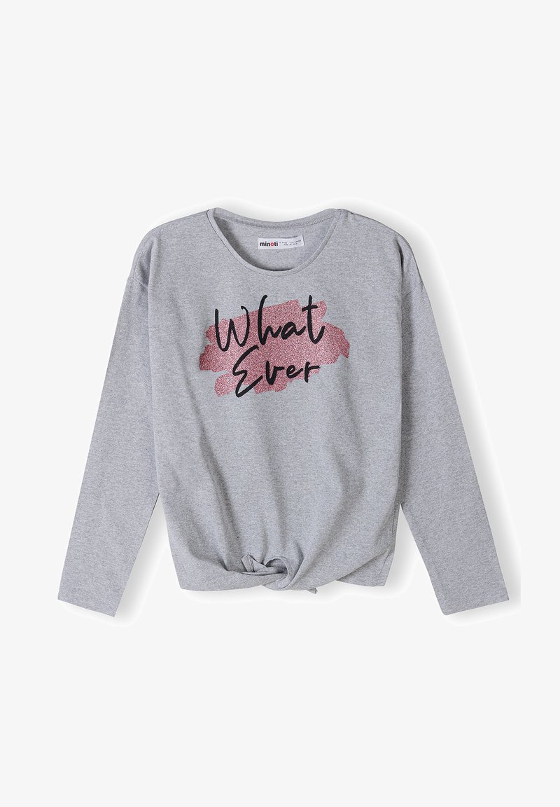Graues Langarmshirt mit Rundhalsausschnitt, geknotetem Vorderteil und schwarzem Glitzertext "What Ever" auf einem rosa Pinselstrich-Hintergrund.