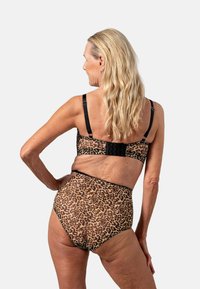 Bikini-Set mit Leopardenmuster, bestehend aus hochgeschnittenen Hosen und einem Bralette-Oberteil. Das Set hat verstellbare schwarze Träger und strukturierte Details.