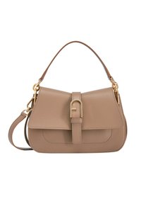 Borsa in pelle color tan con una forma strutturata, manico superiore, tracolla rimovibile, hardware dorato e una patta frontale con un buckle decorativo e cuciture.
