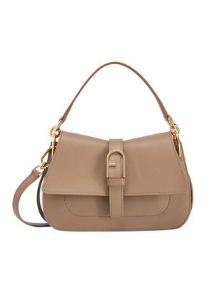 Sac à main en cuir tan avec une forme structurée, une poignée supérieure, une bandoulière amovible, des ferrures dorées et un rabat avant avec une boucle décorative et des coutures.