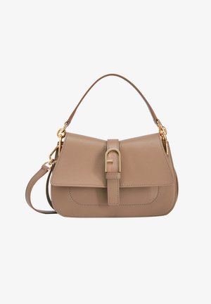 Tan leren handtas met een gestructureerde vorm, bovenhandvat, verwijderbare schouderband, gouden hardwaren en een voorklep met een decoratieve gesp en stiksel.