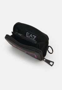 EA7 Emporio Armani TRAIN ZIP AROUND WALLET UNISEX - Portafoglio - black/hollyhock
