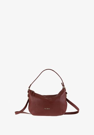 Borsa a spalla in pelle rossa con finitura testurizzata, forma curvata, dettagli in metallo dorato e tracolla regolabile per opzioni di trasporto versatili.