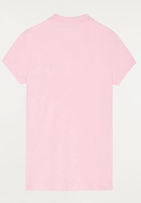 Jednoduché světle růžové tričko s krátkým rukávem a kulatým výstřihem zobrazené plochě, ukazující zadní stranu na neutrálním pozadí.