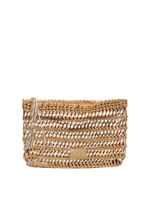 Kleine rechteckige goldene gewebte Clutch-Tasche mit offenem Gitterdesign und weißem Handgelenksriemen mit Metallspitzen.