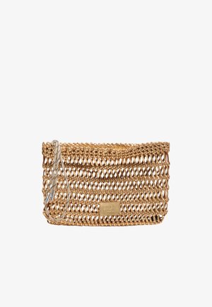 Kleine rechthoekige gouden gevlochten clutch met open vlechtwerkdesign en witte polsband met metalen uiteinden.