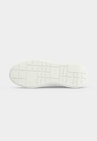 Semelle d'une chaussure blanche avec des motifs de bande de roulement rectangulaires et une zone centrale rectangulaire pour le logo sur un fond blanc uni.