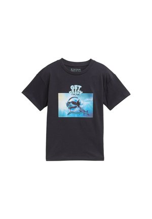Camiseta de algodón negra con un gráfico de un tiburón con auriculares y el texto "PREPÁRATE PARA DIVERTIRTE" en azul claro arriba. Mangas cortas.