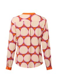 Langärmlige Bluse aus einem hellbeigen Stoff mit einem rosa und orangefarbenen Kreisdesign, ausgestattet mit einem orangefarbenen Kragen und geknöpften Manschetten.