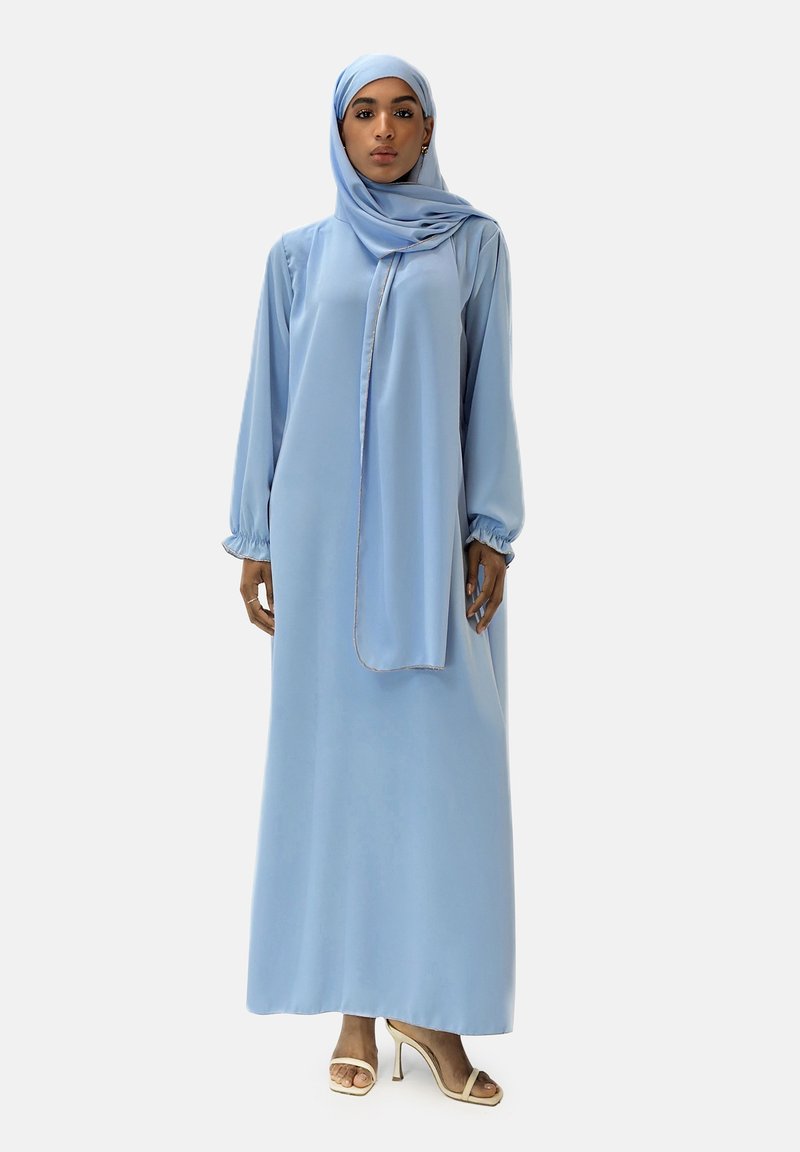 Robe maxi bleu clair en tissu doux, avec des manches longues à poignets froncés et un hijab assorti. Design élégant jusqu'au sol.