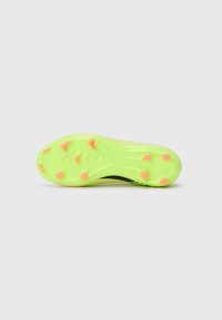 Suela de zapatilla deportiva con crampones, de un brillante color verde lima con tachuelas naranjas. Superficie texturizada para la tracción, forma alargada para el soporte del pie.