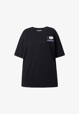 Camiseta negra de gran tamaño hecha de algodón, con mangas cortas y un estampado gráfico en azul y blanco en el pecho.