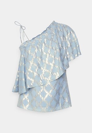 Svijetloplava bluzica bez ramena s višeslojnim volanom i srebrnim geometrijskim uzorcima. Ima podesive špagete na ramenima.