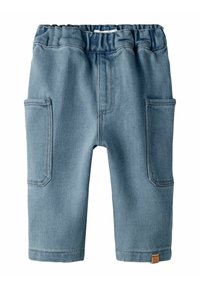 Gai zili bērnu džinsi ar elastīgu jostu, divām lielām sānu kabatām un mazu brūnu zīmola tagu pie apakšmalas.