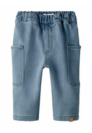 Svetlo modri otroški kavbojki z elastičnim pasom, dvema velikima stranskima žepoma in majhno rjavo oznako blagovne znamke blizu roba.