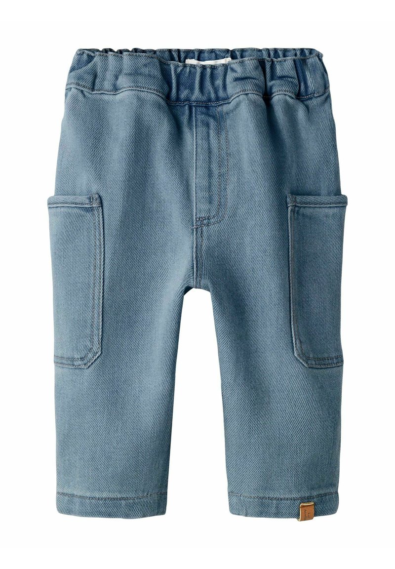 Gai zili bērnu džinsi ar elastīgu jostu, divām lielām sānu kabatām un mazu brūnu zīmola tagu pie apakšmalas.