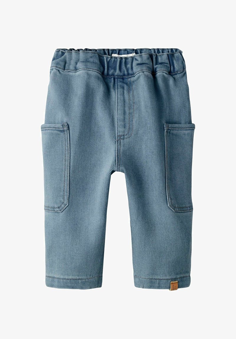 Gai zili bērnu džinsi ar elastīgu jostu, divām lielām sānu kabatām un mazu brūnu zīmola tagu pie apakšmalas.