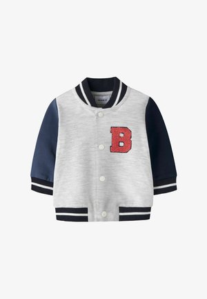 Kinder-Collegejacke im Varsity-Stil mit grauem Körper, marineblauen Ärmeln, gestreiftem Rippkragen und -bündchen, Druckknöpfen und rotem Buchstaben "B"-Aufnäher auf der Brust.