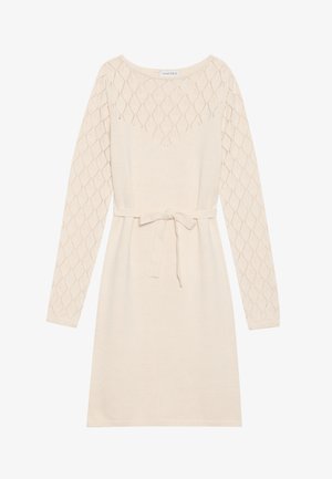 Robe en tricot crème à manches longues, motif en losanges sur les manches, et une ceinture assortie à cintrer à la taille. Texture lisse.
