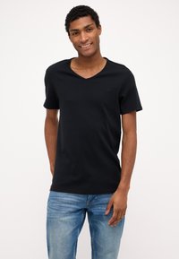 Tricou negru cu mânecă scurtă, de tip V, fabricat dintr-un material de bumbac neted, având un logo subtil pe piept și o croială lejeră.