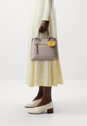 Graue Handtasche mit strukturiertem Design, ausgestattet mit einem gelben Akzent und Reißverschlusstaschen. Glatte Textur mit kurzen Griffen und minimalistischem Stil.