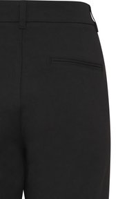 Dos d'un pantalon noir avec une poche simple passepoilée sur le côté droit et des passants pour ceinture à la taille.