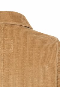 Bruine corduroy jas met een geribbelde textuur, een klassieke kraag en een applicatie op de achterkant, die het unieke materiaal en ontwerp benadrukt.