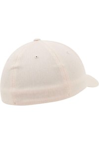 Helebeige pesapalli müts sujuva kangatekstuuriga, ümmargune kroon ja kumer ääreosa. Omab väikest ülemist nööpi ja õmbluse detaile.