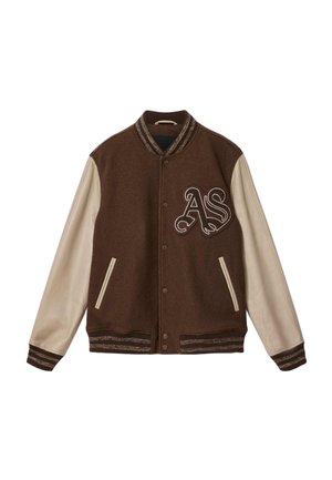 Braune Collegejacke mit cremefarbenen Lederärmeln, gestreiftem, geripptem Kragen und Bündchen, Druckknöpfen, Vordertaschen und "AS"-Logo auf der Brust.